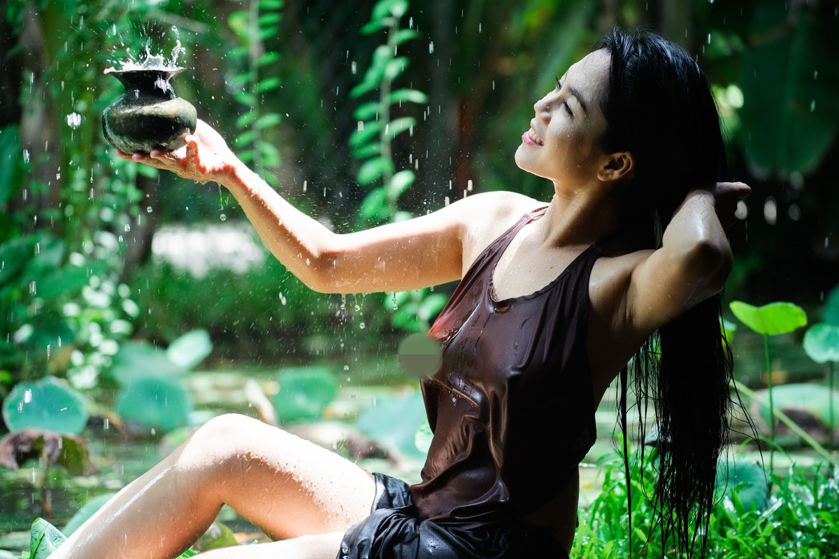 Phần đông netizen sau khi xem bộ ảnh trên đều để lại bình luận phản đối. Họ cho rằng cô nàng trên đang có dấu hiệu biến tướng trang phục truyền thống mà cụ thể ở đây là áo yếm.