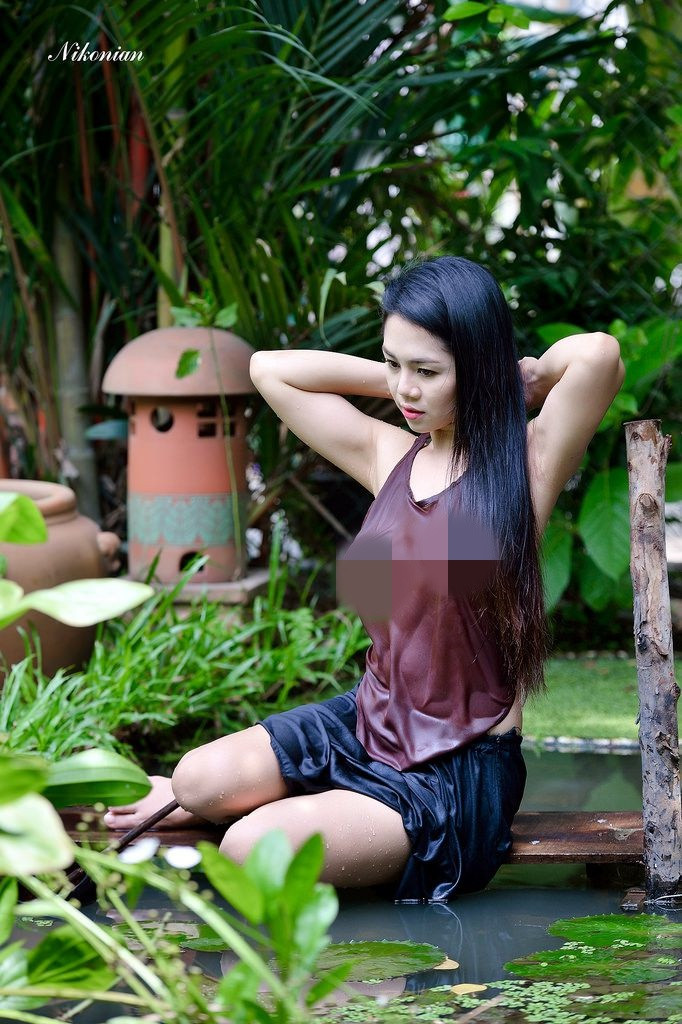 Cụ thể, đứng về phe phản đối nickname Kha Nham Manh có viết: "Tôi thấy vô cùng dung tục, làm xấu đi hình ảnh chiếc áo yếm truyền thống. Xác định bộ ảnh là tắm mưa tại sao không che lại mà để lộ vòng 1 phản cảm như trên..."