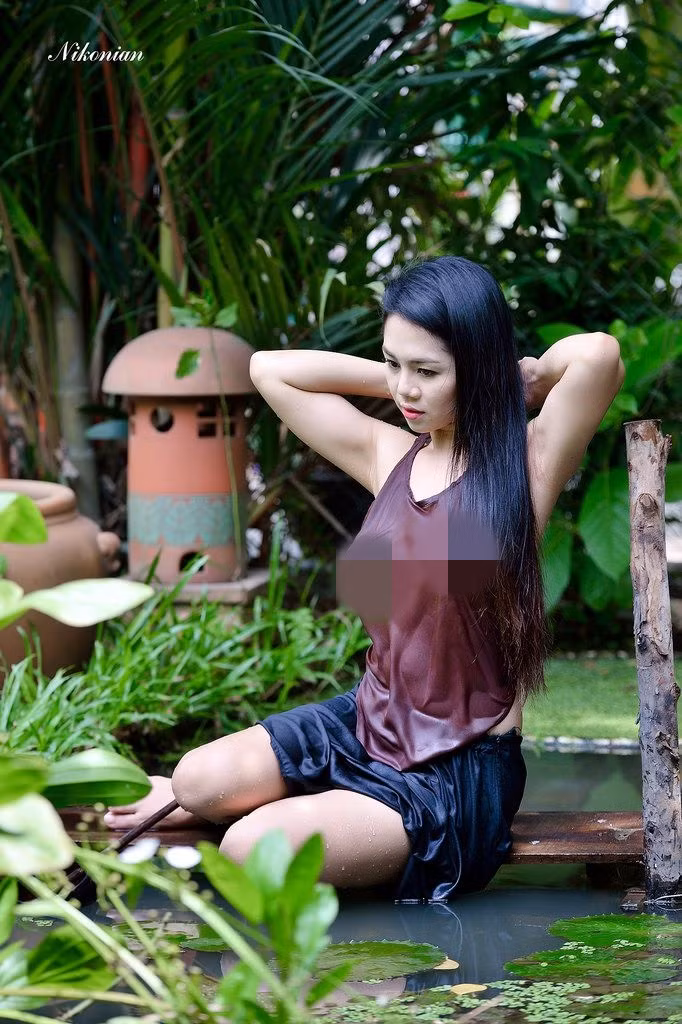 Cụ thể, đứng về phe phản đối nickname Kha Nham Manh có viết: "Tôi thấy vô cùng dung tục, làm xấu đi hình ảnh chiếc áo yếm truyền thống. Xác định bộ ảnh là tắm mưa tại sao không che lại mà để lộ vòng 1 phản cảm như trên..."