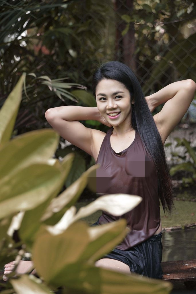 Đồng quan điểm cho rằng bộ ảnh của cô gái trên mang chiều hướng dung tục có Phan Thanh Hung, thành viên mạng này chia sẻ: "Bộ ảnh này thực chất khá đẹp nếu như không có chi tiết để lộ vòng 1 hơi loã lồ của nữ chính... Hơi thất vọng 1 chút".