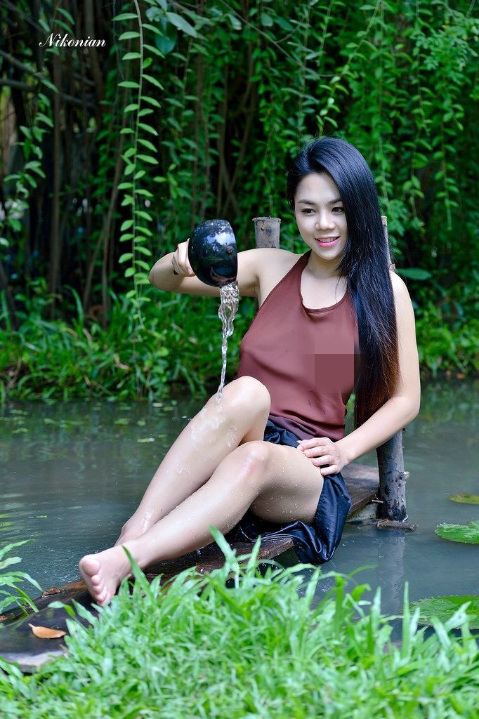 Yếm là một miếng vải mỏng manh có khổ vuông, hai đầu nhọn đính dây để nẹp vào cổ và eo cốt che kín những bộ phận nhạy cảm như vòng 1 và rốn của người phụ nữ.