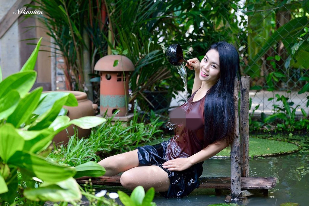 Bên cạnh đó cũng nhiều người cho rằng, việc dung tục hay không của bộ ảnh áo yếm trên là tuỳ theo suy nghĩ và tư tưởng người xem, không nên ép vào cách thực hiện của nhiếp ảnh gia hay người mẫu được.