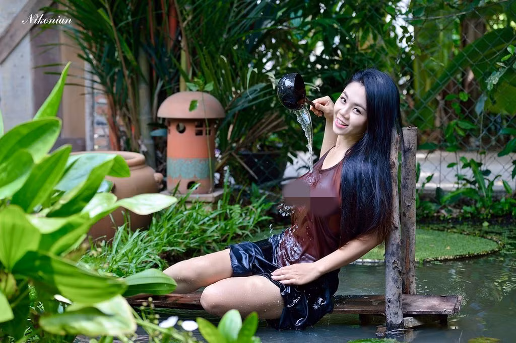 Bên cạnh đó cũng nhiều người cho rằng, việc dung tục hay không của bộ ảnh áo yếm trên là tuỳ theo suy nghĩ và tư tưởng người xem, không nên ép vào cách thực hiện của nhiếp ảnh gia hay người mẫu được.