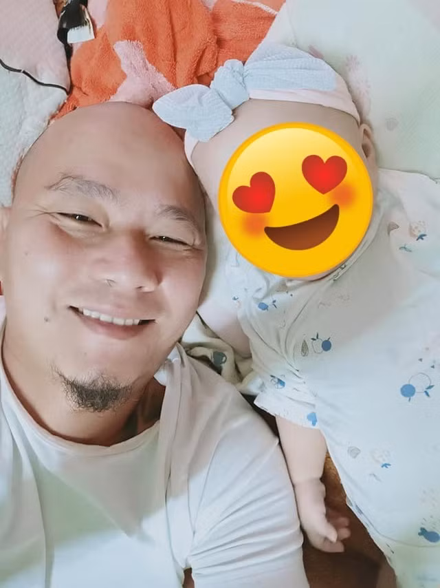 Trong các bức hình đăng tải, cô con gái đang học lớp 9 của “ông chủ sạp rau” thường diện áo phông, ăn mặc khá giản dị nhưng cũng rất trẻ trung, đúng với lứa tuổi.