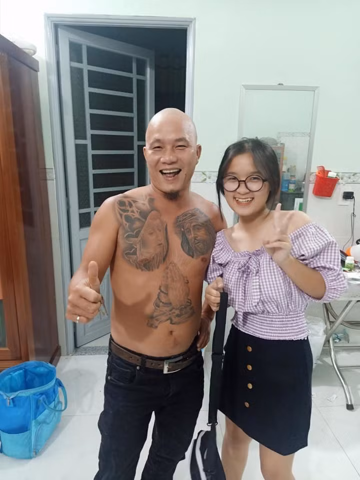 Bên cạnh đó, anh Minh Râu cũng nhờ mọi người tư vấn loại laptop có chất lượng tốt, giá thành phải chăng.