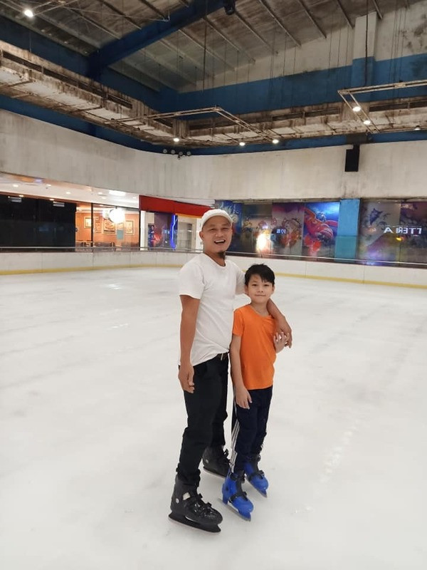 Bên cạnh những ý kiến tư vấn từ người theo dõi, không ít người lại dồn sự chú ý đến ngoại hình xinh xắn, dễ thương của cô chị cả trong nhà của chủ sạp rau Minh Râu.