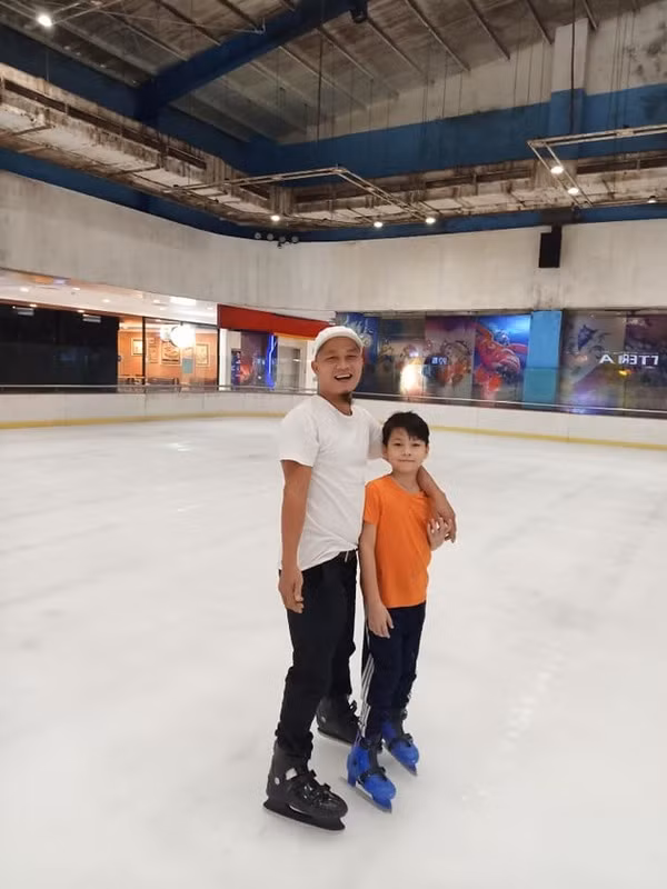 Bên cạnh những ý kiến tư vấn từ người theo dõi, không ít người lại dồn sự chú ý đến ngoại hình xinh xắn, dễ thương của cô chị cả trong nhà của chủ sạp rau Minh Râu.