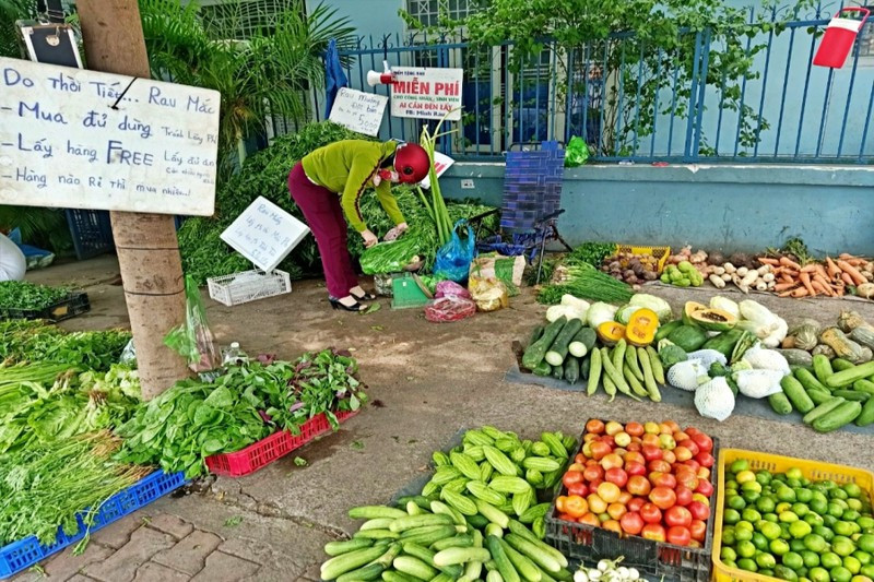 Anh Minh Râu vốn nổi tiếng nhờ những tấm hình quảng cáo độc đáo về công việc phát rau. Kể từ khi kết hôn đến nay, hai vợ chồng anh đã có với nhau ba người con.