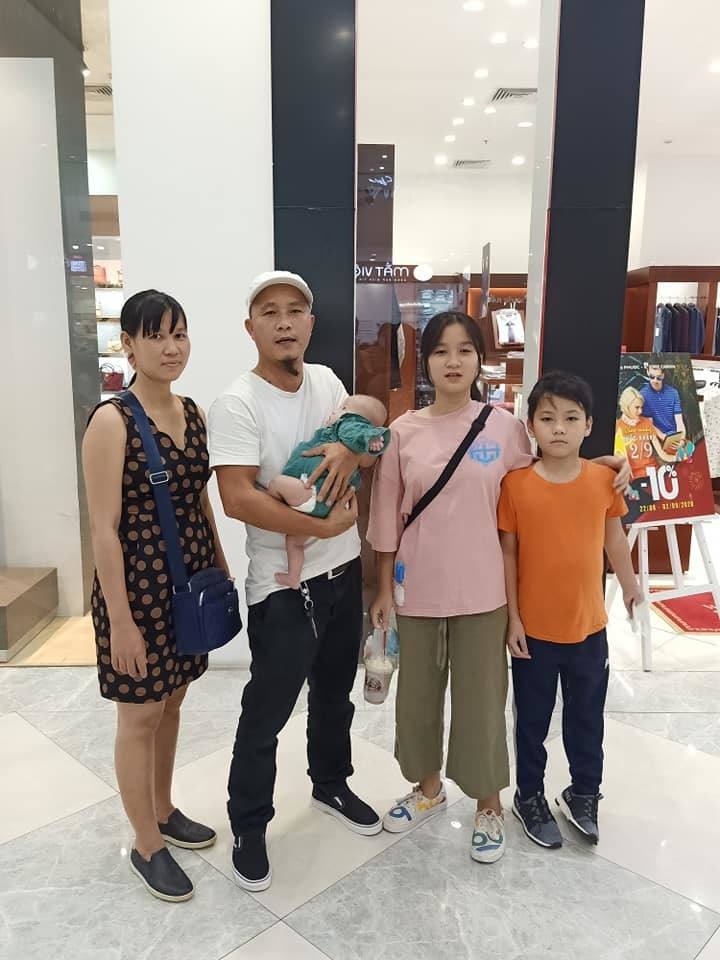 Mới đây, ông chủ sạp rau bất ngờ chia sẻ hình chụp gia đình lên trang cá nhân. Ngay lập tức, nhan sắc con gái lớn của anh nhận được đông đảo sự quan tâm từ netizen.