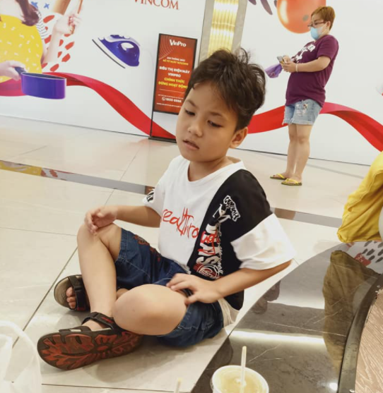 Lý do là thời gian qua, hai con lớn của anh Minh liên tục mượn điện thoại để tìm kiếm thông tin, khiến anh phải suy tính đến việc đầu tư thiết bị công nghệ phục vụ việc học cho con.