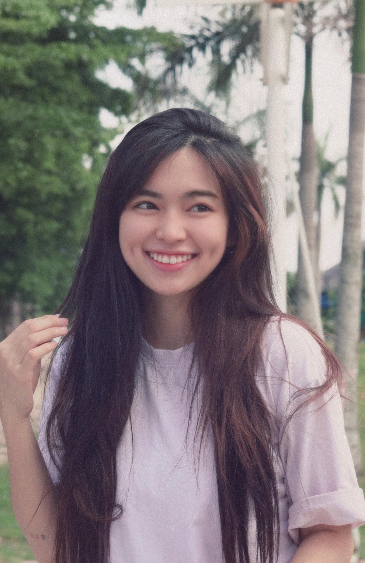 Cụ thể, khi được hỏi về lần đầu tiên học giáo dục giới tính, Khánh Vân cho hay: "Là năm lớp 9. Ở Buôn Ma Thuột hồi đấy mình vẫn còn nhát và ngây thơ lắm. Lúc đấy cũng không có mạng đủ kiểu hiện đại như bây giờ...