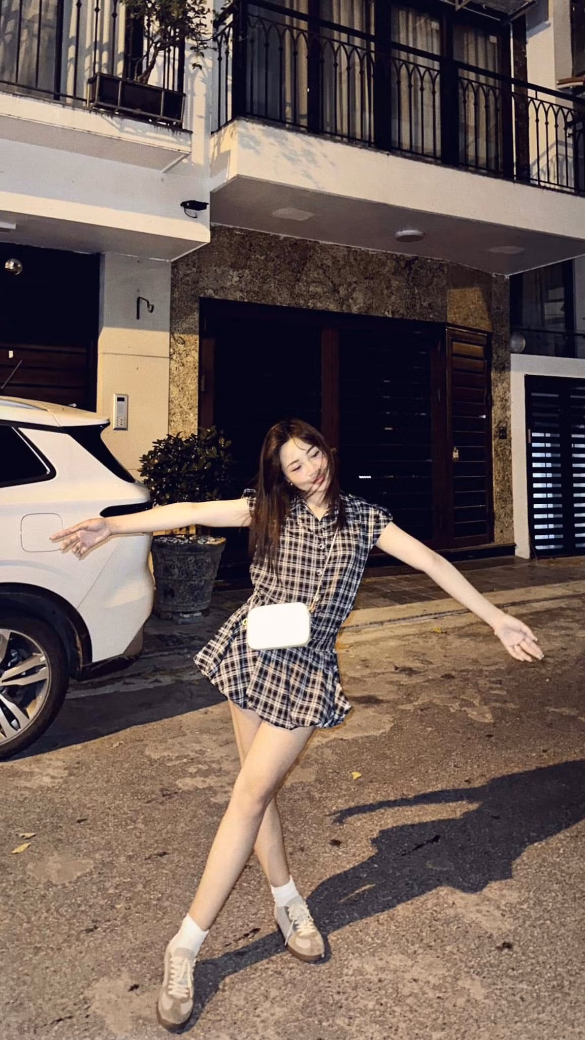 Sau khi kết hôn với Văn Đức vào năm 2020, Nhật Linh đã trải qua ba năm hạnh phúc và hai vợ chồng có với nhau 2 người con.