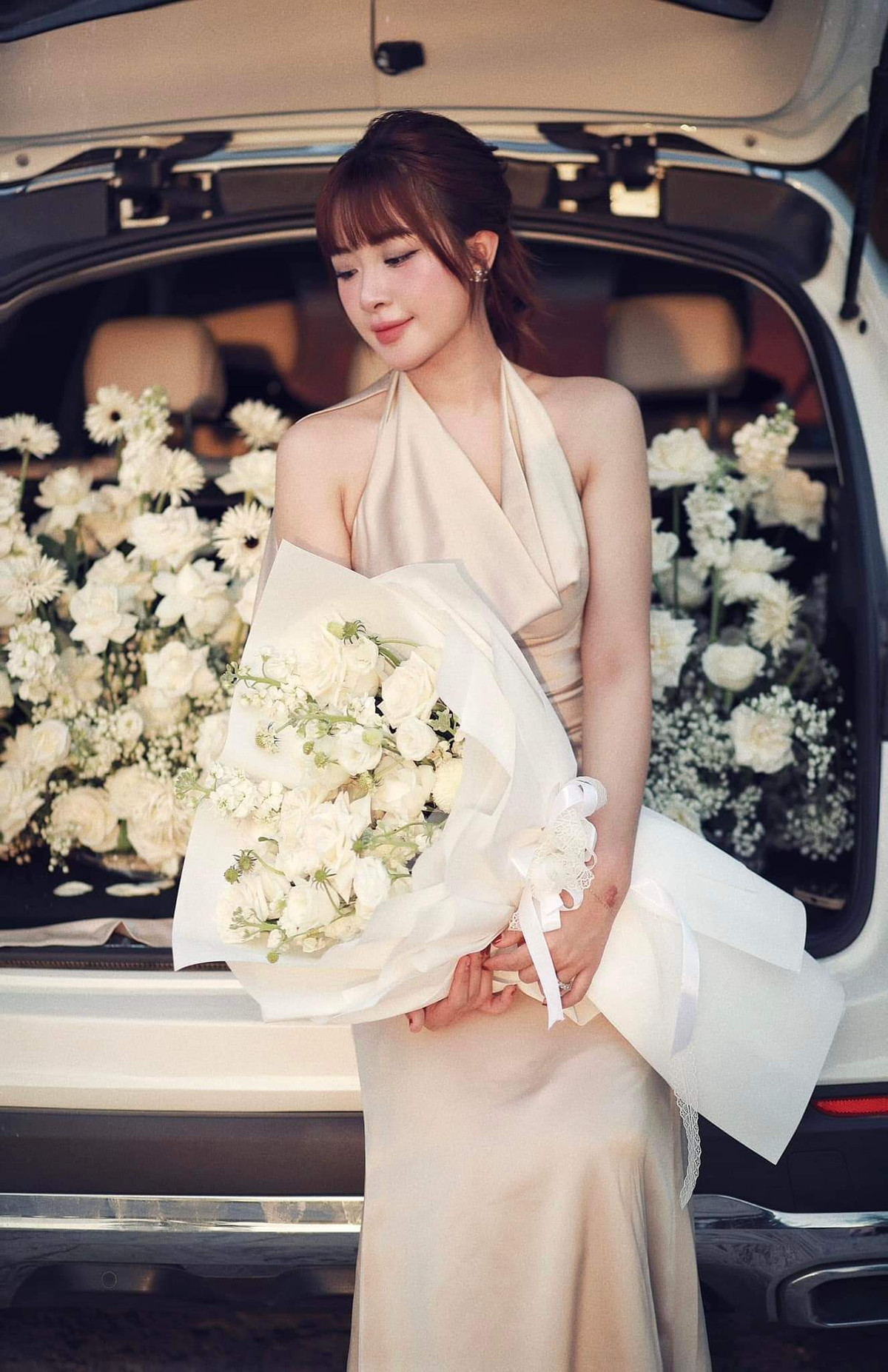 Trước khi chuyển sang nghề bán hoa tươi, Võ Nhật Linh từng học tại Cao đẳng Sư phạm Vinh chuyên ngành mẫu giáo, cô nàng cũng là nhân vật quản trị, vận hành khách sạn của gia đình.