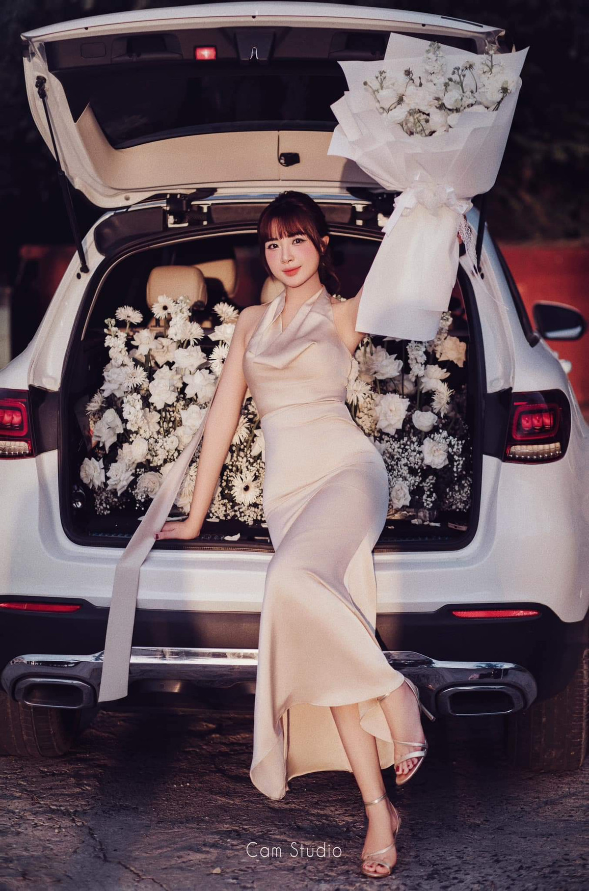 Võ Nhật Linh, sinh năm 1997 tại tỉnh Nghệ An, là vợ của cầu thủ Phan Văn Đức. Cô thu hút sự chú ý của đông đảo công chúng với hình ảnh dịu dàng và quyến rũ.