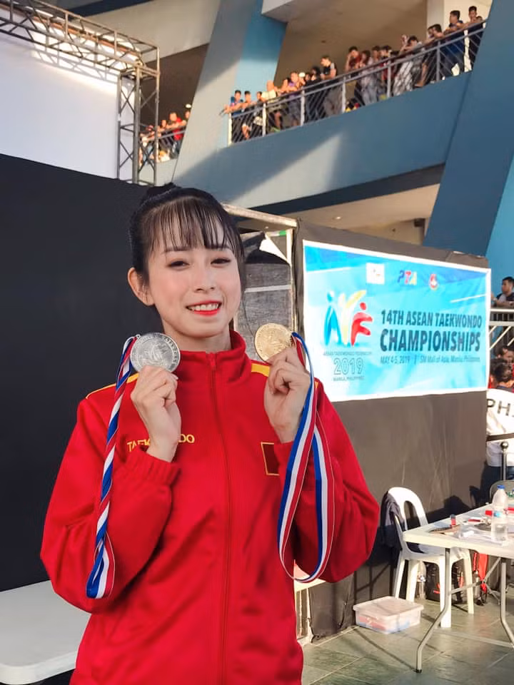 Trên trang Instagram cá nhân, Châu Tuyết Vân đã chụp những tấm ảnh khoe "vòng eo con kiến" cùng cơ bụng 6 múi khiến tất cả phải trầm trồ thích thú.