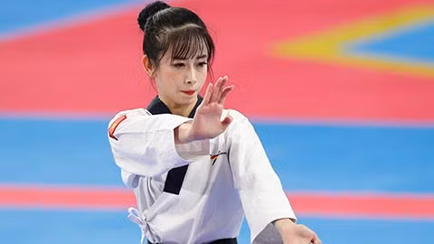 Nói về gia đình Tuyết Vân, cô là con cả, sau còn hai em. Mẹ cô làm nội trợ, bố về hưu. Hiện cô là trụ cột chính, gánh vác kinh tế gia đình. Tuy nhiên, suốt hai thập kỷ qua, không phải lúc nào cô cũng bùng nổ với Taekwondo.