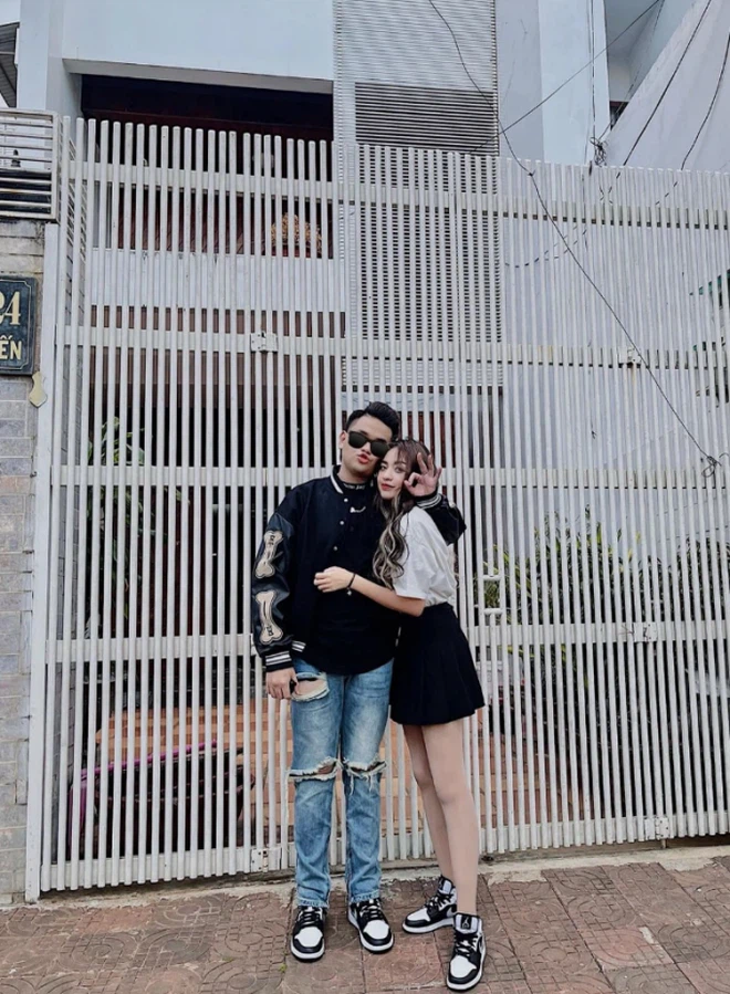 Nhìn vẻ mặt, không khó để thấy rằng Trần Thanh Tâm đang vô cùng hạnh phúc khi nhận được món quà độc đáo từ chàng người yêu nhân dịp ngày Quốc tế Phụ nữ.