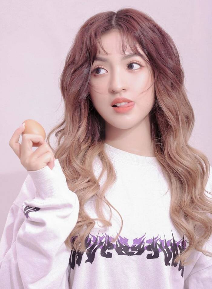 Trên trang cá nhân của mình, Anh Vũ thoải mái chia sẻ nhiều hình ảnh của Thanh Tâm và có vẻ rất cưng chiều bạn gái.