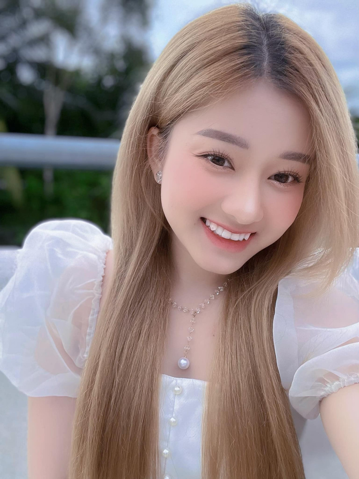 Trong một tâm sự trước đó, cô nàng khẳng định bản thân rất thích ca hát. Ngoài niềm đam mê âm nhạc, cô gái trẻ còn kinh doanh trong lĩnh vực làm đẹp.