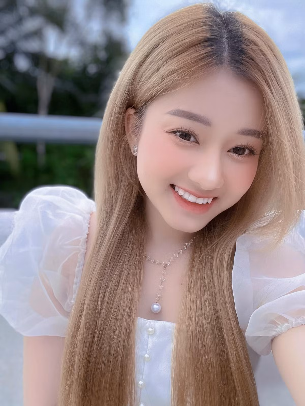 Trong một tâm sự trước đó, cô nàng khẳng định bản thân rất thích ca hát. Ngoài niềm đam mê âm nhạc, cô gái trẻ còn kinh doanh trong lĩnh vực làm đẹp.