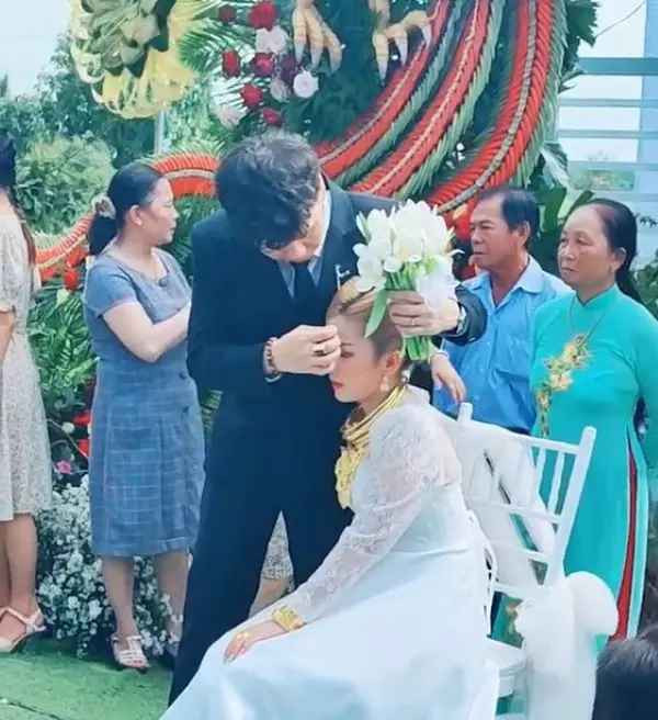 Trước đó, cặp cô dâu, chú rể này còn gây bão mạng xã hội khi xuất hiện hình ảnh nam chính ân cần, dùng bó hoa 11 triệu đồng chỉ để che nắng cho bạn đời.