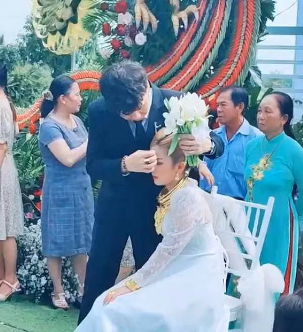 Trước đó, cặp cô dâu, chú rể này còn gây bão mạng xã hội khi xuất hiện hình ảnh nam chính ân cần, dùng bó hoa 11 triệu đồng chỉ để che nắng cho bạn đời.