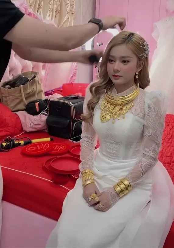 Đặc biệt, hình ảnh cô dâu vào đeo trĩu cổ trong ngày trọng đại bị dân mạng trêu đùa "lấy chồng quả là một gánh nặng".