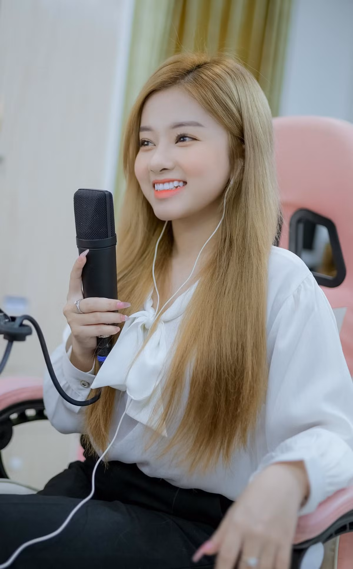 Trên trang cá nhân, Út Nhị gây sốt bằng vẻ ngoài vô cùng dễ thương.