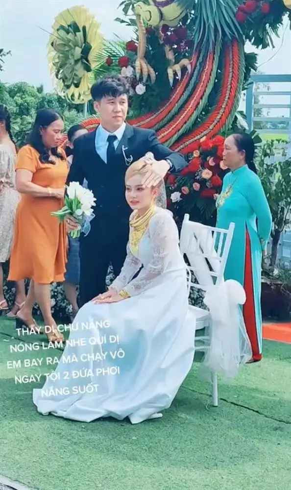 Út Nhị tên thật là Nguyễn Thị Yến Nhị (SN 2000, đến từ tỉnh Đồng Tháp). Hiện nàng TikTok đang sinh sống và làm việc trên địa bàn TP. HCM.