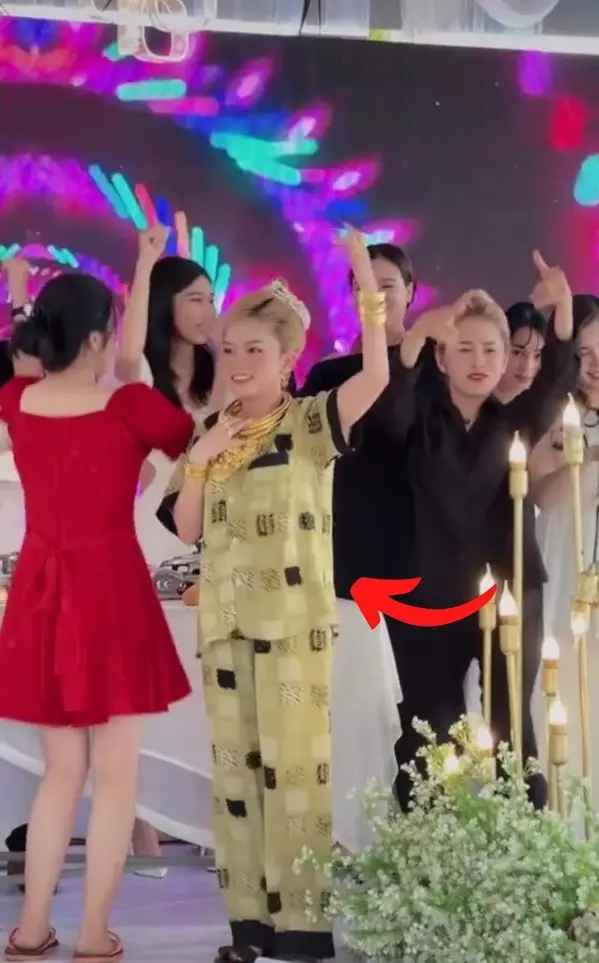 Thế nhưng giật spotlight nhất là khi tiệc tàn. Cô dâu diện đồ bộ, quẩy tới bến cùng bạn bè, người thân. Chính sự vô tư của chính chủ khiến người xem bật cười vì quá đáng yêu.