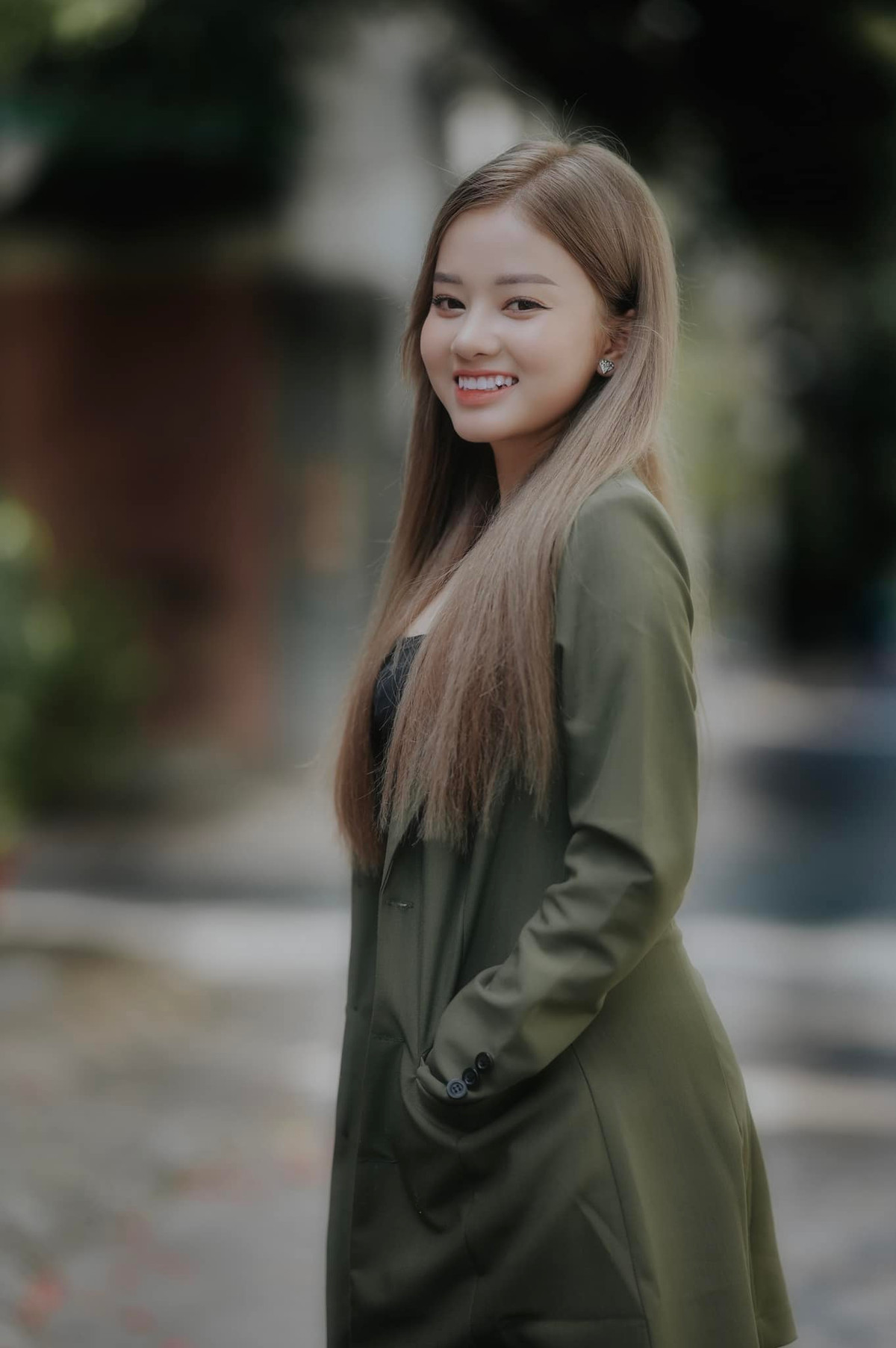 Nhưng khi Út Nhị thay đồ bộ, quẩy tưng bừng cùng bạn bè lại khiến nhiều người vô cùng bất ngờ...