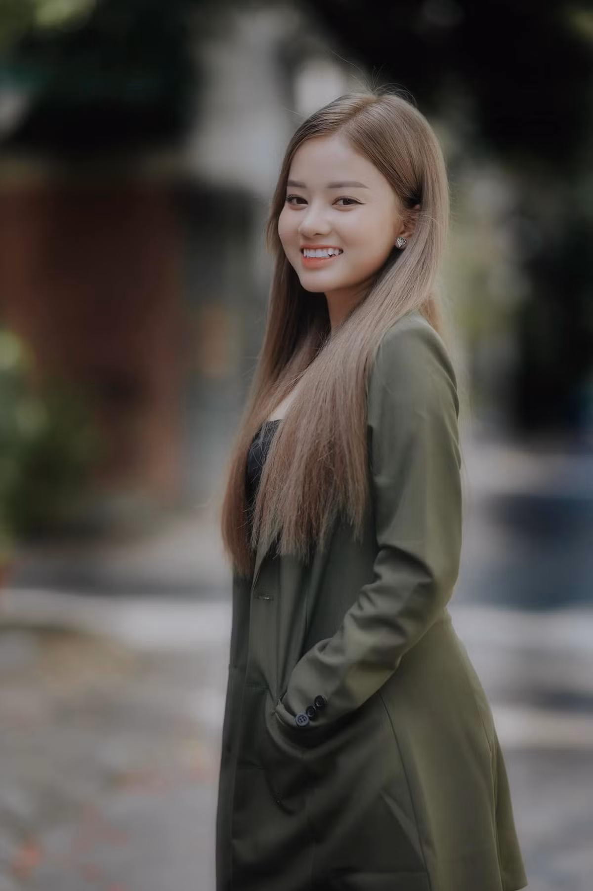 Nhưng khi Út Nhị thay đồ bộ, quẩy tưng bừng cùng bạn bè lại khiến nhiều người vô cùng bất ngờ...