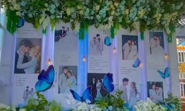 Khoảnh khắc ghi lại, nữ chính liên tục thay nhiều bộ váy, áo dài khác nhau để tiện cho việc tiếp khách, thực hiện các nghi thức trong đám cưới.