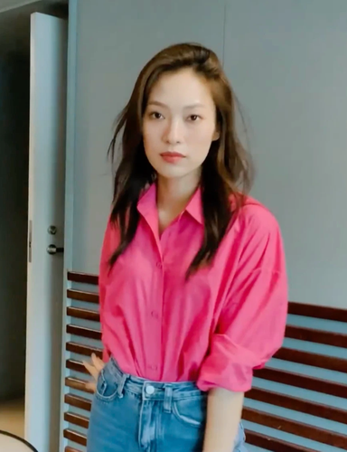 Nhắc tới Khánh Vy, hẳn ai cũng nhớ ngay đến cô nàng với danh xưng "hot girl 7 thứ tiếng" nổi lên từ một clip siêu cấp viral năm 2016.