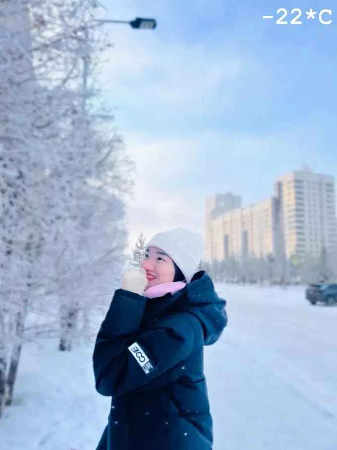 Qua nhiều năm, cô gái nhỏ bé với mái tóc ngắn chấm vai đặc trưng vẫn không thay đổi nét giản dị đó.