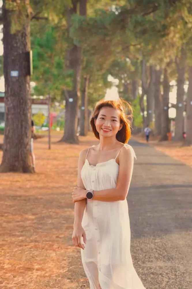 Vì đã quá quen với hình ảnh Oanh mặc đồ chạy, đổ mồ hôi trên sân đấu, nhiều người khá bất ngờ khi thấy cô mặc quần áo nữ tính. (Ảnh: FBNV).