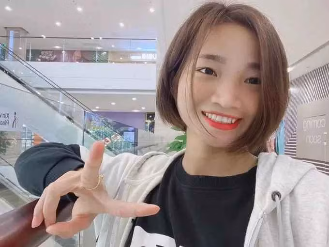 Dù mặc váy nữ tính, sang trọng, Oanh vẫn giữ được nét mộc mạc. Đây là yếu tố khiến Oanh chiếm được tình cảm của người hâm mộ. Họ ít khi thấy cô trang điểm đậm.