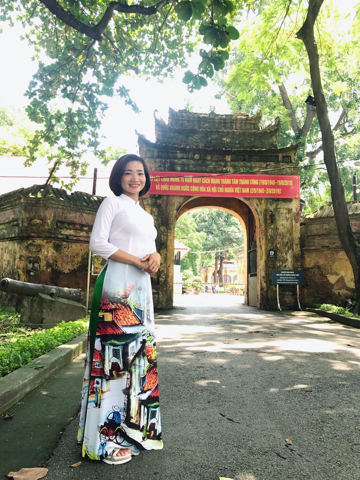 Nguyễn Thị Oanh sinh năm 1995 tại Bắc Giang, trong gia đình nghèo, đông con. Nữ VĐV điền kinh thường được người hâm mộ, bạn bè gọi bằng cái tên thân thuộc "cô bé hạt tiêu" vì vóc dáng nhỏ nhắn. Dù từng bị gia đình ngăn cản theo nghiệp thể thao, cô vẫn quyết không từ bỏ đam mê. (Ảnh: FBNV).