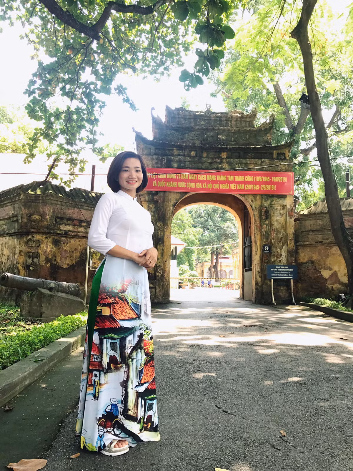 Nguyễn Thị Oanh sinh năm 1995 tại Bắc Giang, trong gia đình nghèo, đông con. Nữ VĐV điền kinh thường được người hâm mộ, bạn bè gọi bằng cái tên thân thuộc "cô bé hạt tiêu" vì vóc dáng nhỏ nhắn. Dù từng bị gia đình ngăn cản theo nghiệp thể thao, cô vẫn quyết không từ bỏ đam mê. (Ảnh: FBNV).