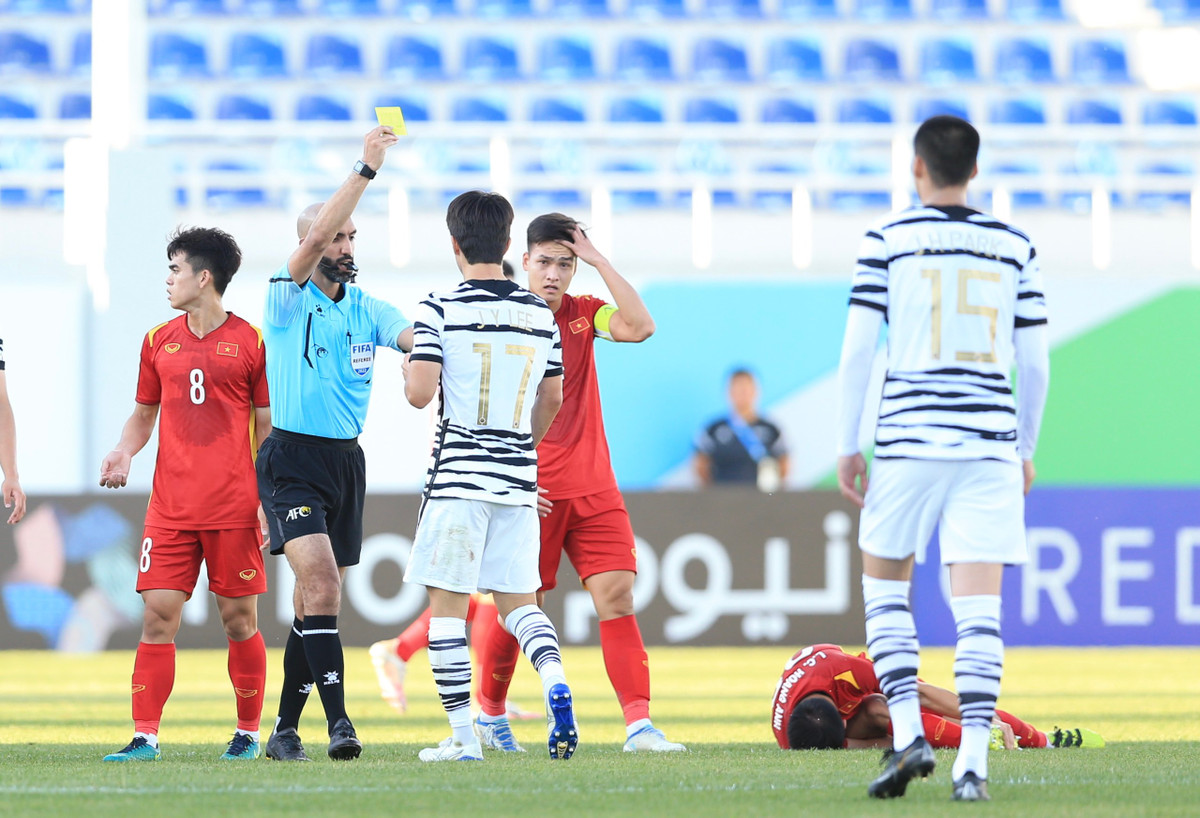 Bước ngoặt của trận đấu diễn ra khi U23 Hàn Quốc bất ngờ chỉ còn 10 người trên sân khi hậu vệ số 17 của họ nhận 2 thẻ vàng và bị truất quyền thi đấu.
