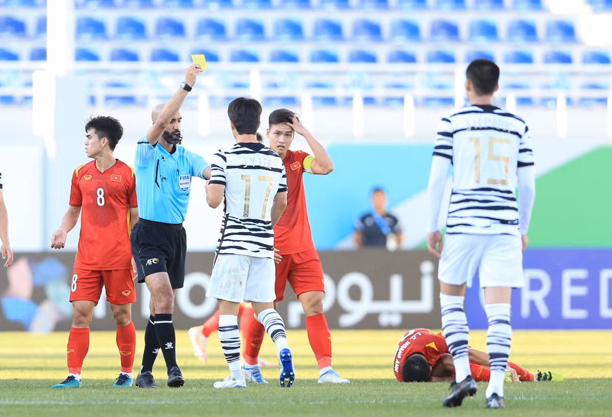 Bước ngoặt của trận đấu diễn ra khi U23 Hàn Quốc bất ngờ chỉ còn 10 người trên sân khi hậu vệ số 17 của họ nhận 2 thẻ vàng và bị truất quyền thi đấu.