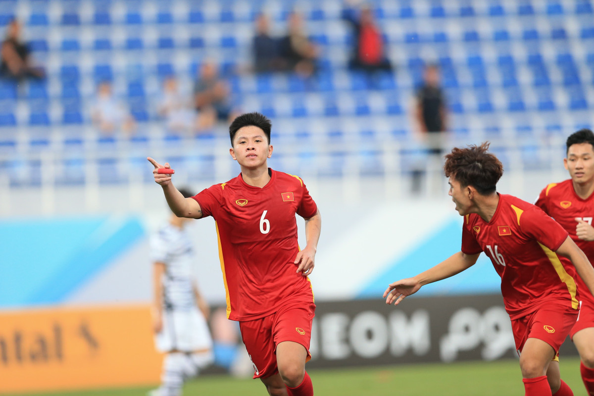 Chơi hơn người và quyết tâm có bàn thắng, U23 Việt Nam vùng lên đưa liên tiếp những đợt tấn công làm khổ hàng phòng ngự U23 Hàn Quốc và thành quả là bàn thắng của Tiến Long. Chưa hết ở những phút cuối, nếu chính xác hơn, đoàn quân của HLV Gong Oh-kyun có thể khiến ĐKVĐ giải đấu phải ôm hận thay vị cầm được 1 điểm ra về.