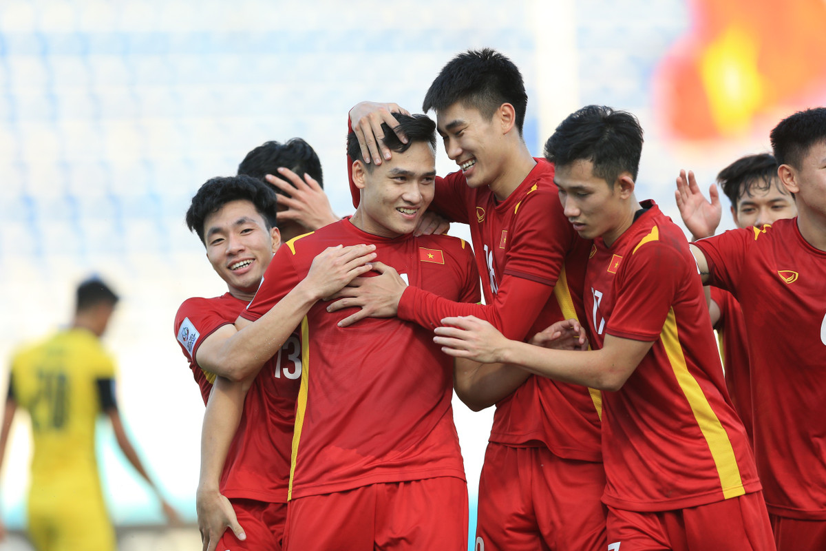 Sau 90', U23 Việt Nam kết thúc vòng bảng VCK U23 châu Á 2022 với 5 điểm sau 2 trận hòa và 1 trận thắng qua đó dắt tay U23 Hàn Quốc vào tứ kết. Còn U23 Thái Lan và U23 Malaysia phải ra về.
