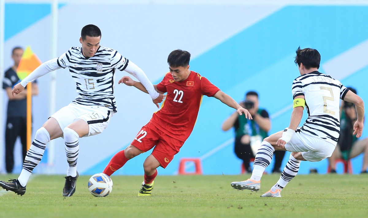 Ở lượt trận thứ hai, U23 Việt Nam phải đối đầu với đội bóng mạnh nhất bảng đấu cũng là ĐKVĐ của giải U23 châu Á là U23 Hàn Quốc. Xác định đá với tâm thế "chiếu dưới", các "chiến binh Sao Vàng" chủ động phòng ngự, bịt kín mọi khe hở trước khung thành của Văn Chuẩn và có 45 phút thành công với đấu pháp này.