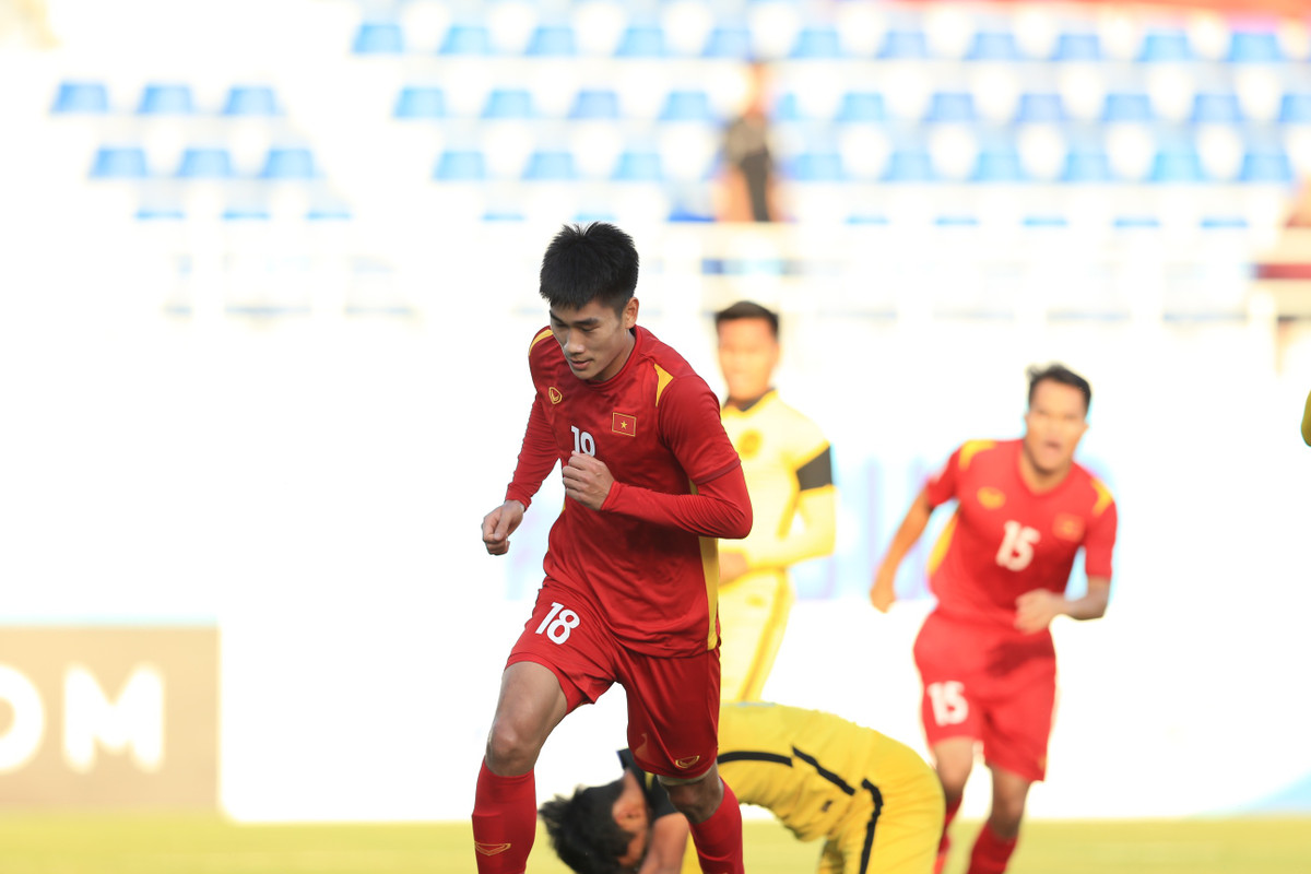 Trước khi trông chờ vào cặp đấu cùng giờ, U23 Việt Nam có bàn thắng vào lưới U23 Malaysia sau pha đánh đầu sấm sét của Nhâm Mạnh Dũng. Trong khi đó, ở trận đấu giữa U23 Hàn Quốc và U23 Thái Lan, các cầu thủ đến từ xứ Kim Chi đã có vươn lên dẫn trước.