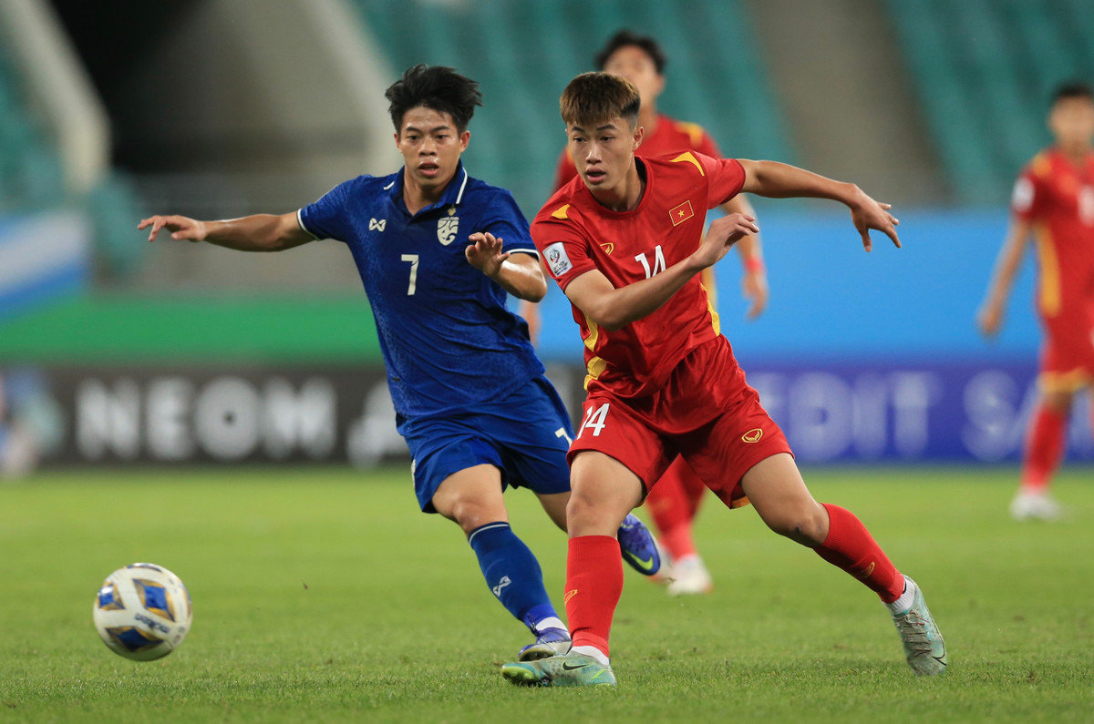 Tuy nhiên, thầy trò HLV Gong Oh-kyun không thể bảo toàn 3 điểm khi ở phút bù giờ, U23 Thái Lan có bàn gỡ sau tình huống hàng không ngự để lọt người. Hòa trận mở màn, U23 Việt Nam cho thấy sự khác biệt khi họ chủ động cầm bóng, tạo ra nhiều cơ hội và buộc đại kình địch trong khu vực ĐNÁ phải nhiều phen toát mồ hôi hột.