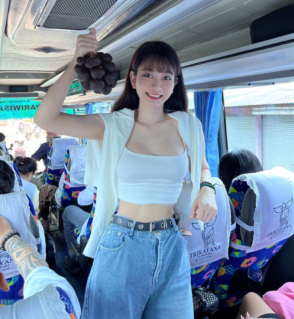 Ngoài ra, chiếc quần thể thao ôm sát cũng phô trọn đôi chân dài và vòng 3 nóng bỏng khó cưỡng của Lê Bống.