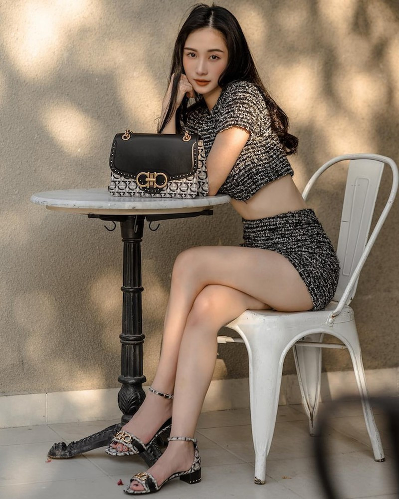 Một cô nàng Vbiz nữa cũng sở hữu vòng eo thon gọn đáng ngưỡng mộ đó chính là Jun Vũ. Mỹ nữ từng được biết đến với biệt danh "hotgirl trà sữa" đã nhiều lần khiến người hâm mộ "dậy sóng" với những hình ảnh quyến rũ của mình.