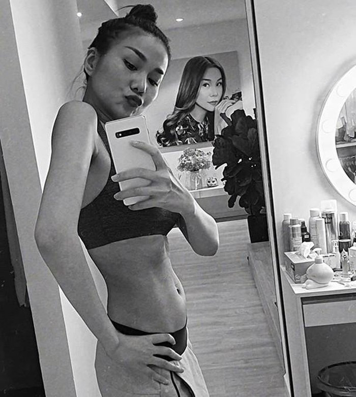 Thanh Hằng cũng là một trong những mỹ nhân Vbiz có số đo vòng eo đáng ngưỡng mộ. Trước đó, trong một bài đăng trên trang cá nhân của mình, nàng siêu mẫu - diễn viên đã khoe ảnh vòng eo thon gọn, săn chắc.