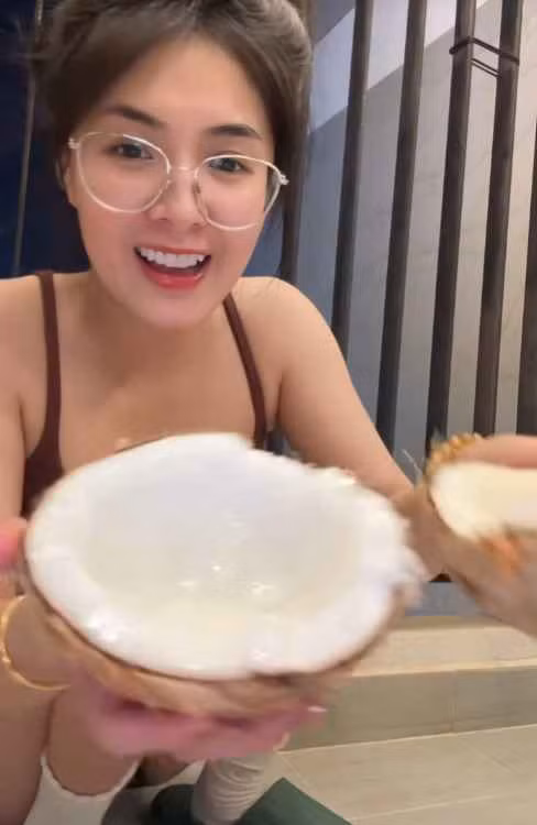 Sức hấp dẫn của Quỳnh Alee không chỉ đến từ vẻ đẹp ngoại hình mà còn từ sự chân thật, gần gũi và khả năng tạo dựng nội dung độc đáo. Cô là minh chứng rõ rệt cho việc một cá nhân có thể tạo ra ảnh hưởng lớn nhờ vào sự sáng tạo và kết nối với cộng đồng.